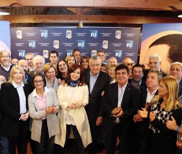 El PJ recibe a líderes opositores para armar un frente opositor que apoye a Alberto Fernández y Cristina Kirchner