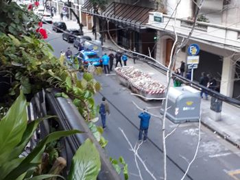 Piden que la Justicia investigue quién puso volquetes con piedras