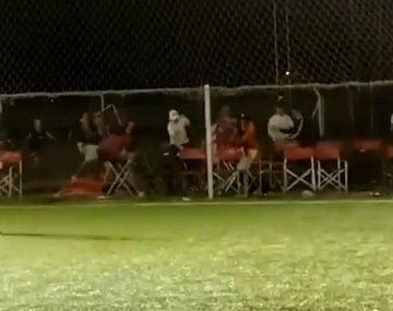 VIDEO: Batalla campal en un partido de futbol mixto en Berazategui