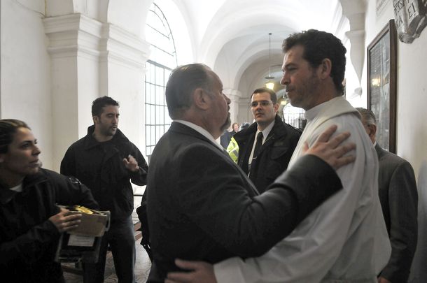 Para el párroco de la iglesia, la agresión fue para con Dios