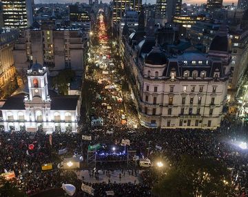 Multitudinaria marcha en defensa de las Universidades Públicas y contra el ajuste