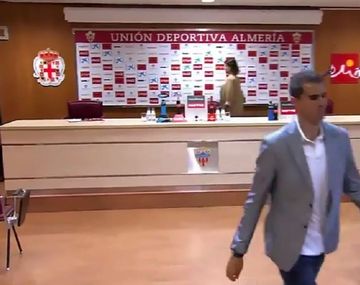 Escándalo en España por un DT que abandonó una conferencia de prensa