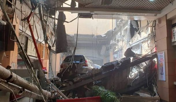 Brasil: se derrumbó el techo de un shopping y cuatro autos cayeron en el patio de comidas