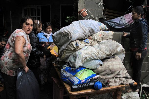 Evacuados y autos arrastrados por el desborde de un arroyo en Villa Carlos Paz