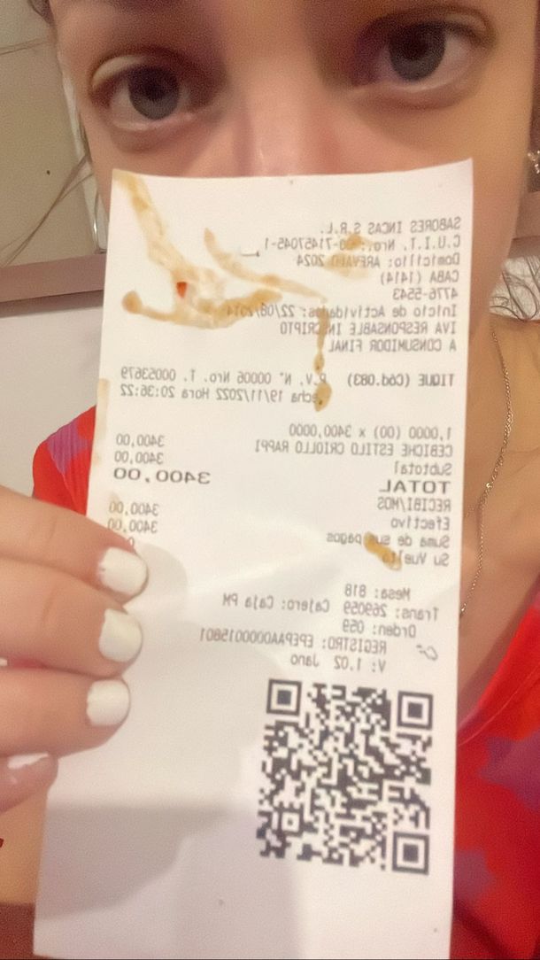 Denuncian que el marido de Pampita vende ceviche con gusanos