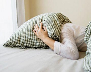 Insomnio después de los 60: los ejercicios más recomendados por expertos para dormir mejor