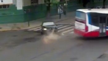 asi fue el impresionante choque de un auto con un colectivo en colegiales asi fue el impresionante choque de un auto con un colectivo en colegiales