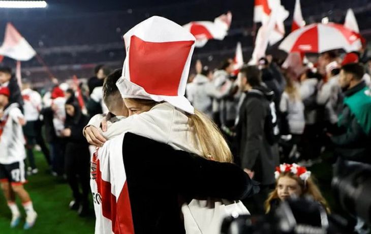 El romántico momento de Demichelis y Evangelina en los festejos de River