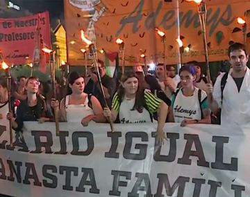 Realizan marcha de antorchas por la aplicación de la Ley de Financiamiento Universitario