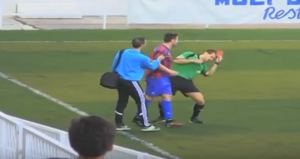 Un jugador español se indignó con un fallo y cabeceó al árbitro