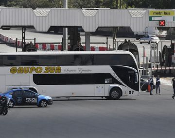 Cuarentena obligatoria: detienen en Parque Avellaneda a otro micro con extranjeros procedentes de Mendoza