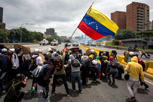 Opositores alzan una bandera de Venezuela