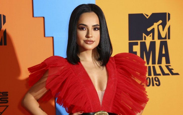 Becky G explota su sensualidad latina con una microbikini colorida