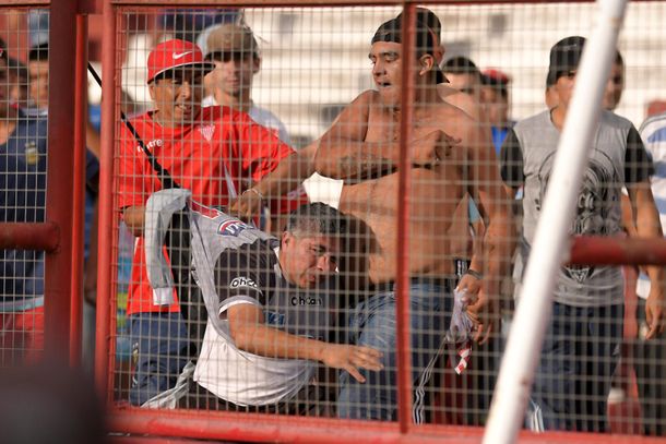 Pelea entre barras de Los Andes