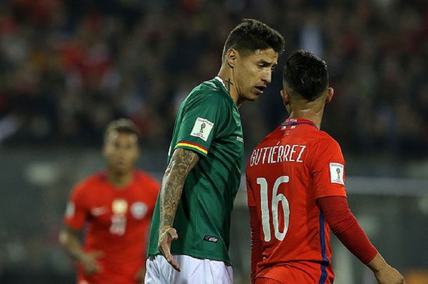 Nelson Cabrera de Bolivia enfrentando a Chile