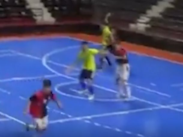 Violento final en el clásico rosarino de futsal: un jugador mordió a otro y hubo agresiones Violento final en el clásico rosarino de futsal: un jugador mordió a otro y hubo agresiones