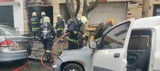 Incendio en Parque Avellaneda: ardió una casa y el fuego alcanzó a dos autos estacionados