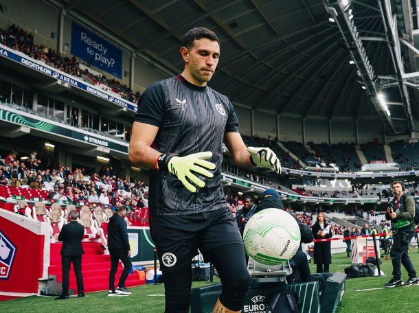 Dibu Martínez no atajará en la semifinal entre Aston Villa y Olympiakos: el motivo