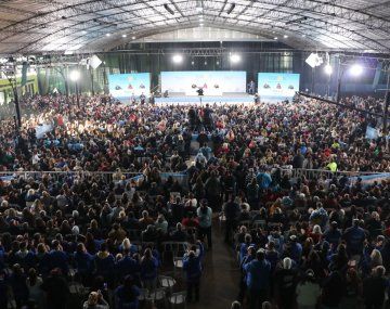 Una multitud acompaña a Cristina Kirchner en Ensenada