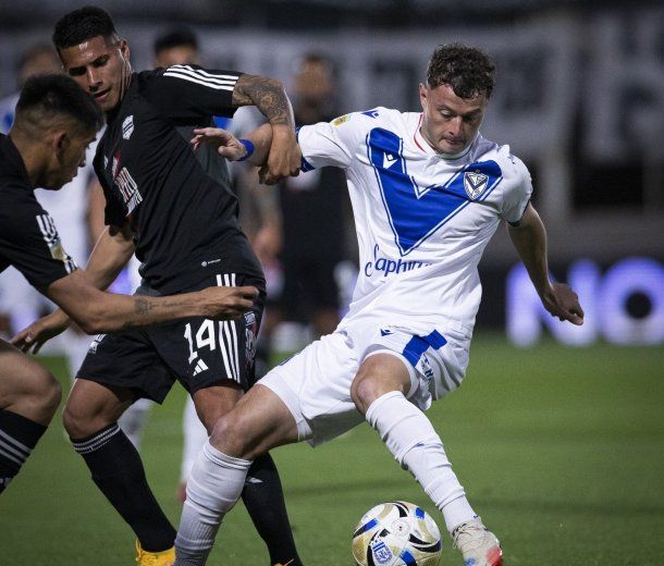 Pese al golazo de laboratorio de Deportivo Riestra, Vélez rescató un agónico empate