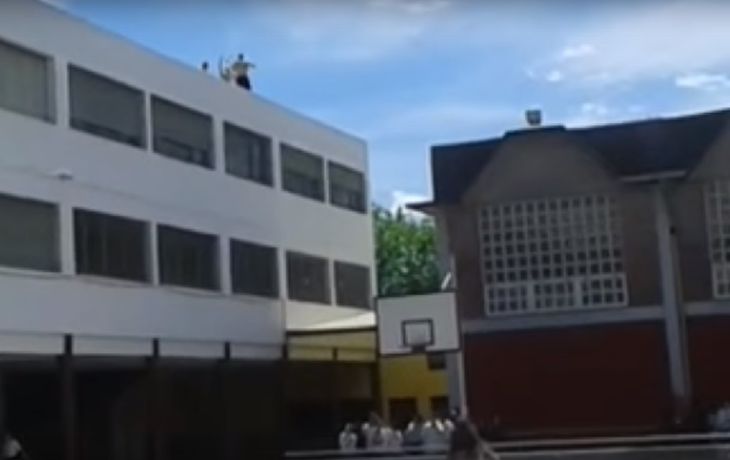 Egresados salvajes: prenden fuego tachos