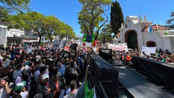 Personas con discapacidad marchan a la Quinta de Olivos contra el ajuste de Milei .