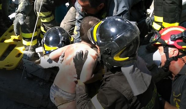 Así rescataron a los niños entre los escombros