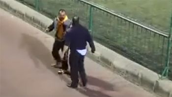 La pelea comenzó con una discusión verbal y luego pasó a golpes de puño La pelea comenzó con una discusión verbal y luego pasó a golpes de puño