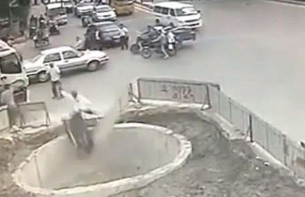 Insólito: chino choca cuatro veces y termina en un pozo