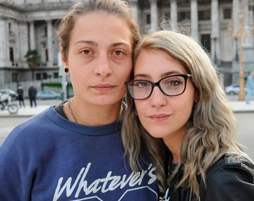 Piden 2 años de prisión para la joven detenida por besar a su esposa en Constitución