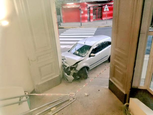 Así quedó el vehículo tras impactar contra el Hospital de Niños