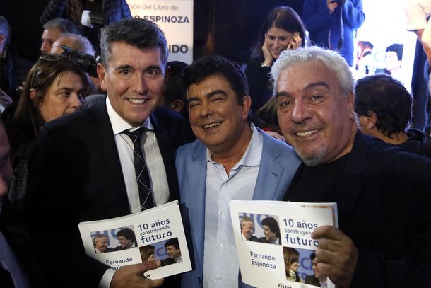 Acompañado por políticos y figuras de la cultura, Fernando Espinoza presentó su libro