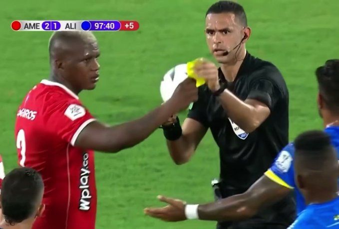 Momento bizarro en Colombia: le sacó amarilla a su rival