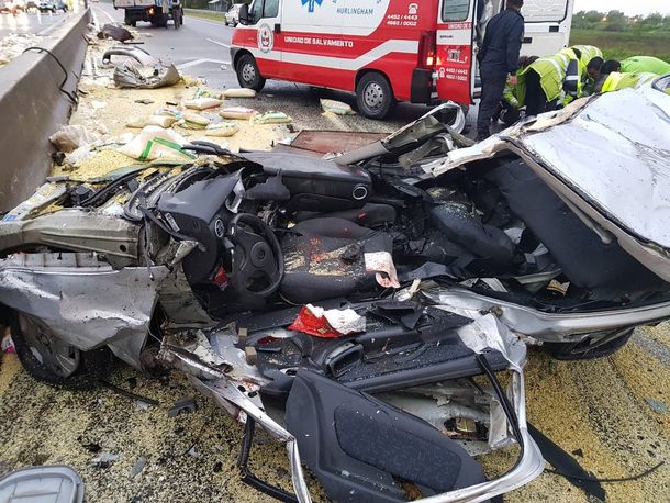 Choque en la Buenos Aires - La Plata entre 4 autos: hay una persona en grave estado