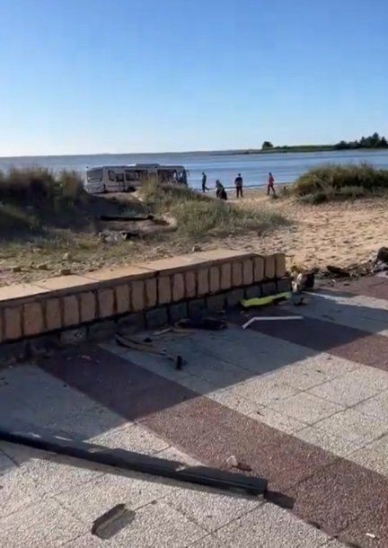 Impresionante choque de un colectivo en Uruguay: siguió de largo y terminó en la playa