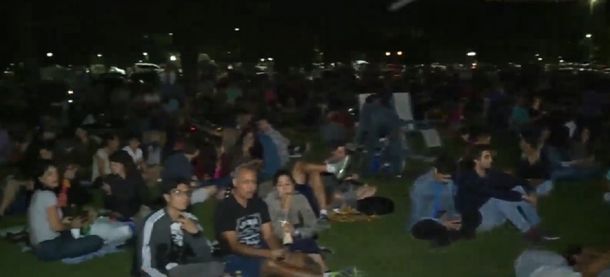 Una multitud para ver la Luna Roja en el Planetario