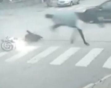 Insólito accidente en Necochea: caballo atropelló a motociclista en pleno centro