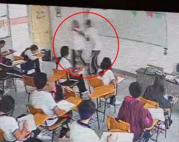 México: un alumno apuñaló por la espalda a su profesora en clase
