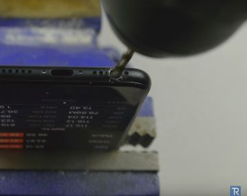 ¿Por qué los usuarios del iPhone 7 están perforando sus celulares?