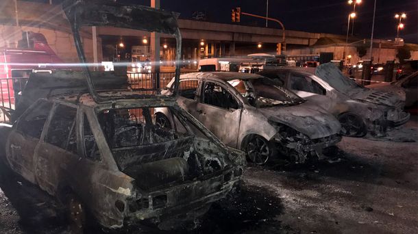 Se incendiaron cuatro autos en el hospital Posadas. Foto @marcelodellisola