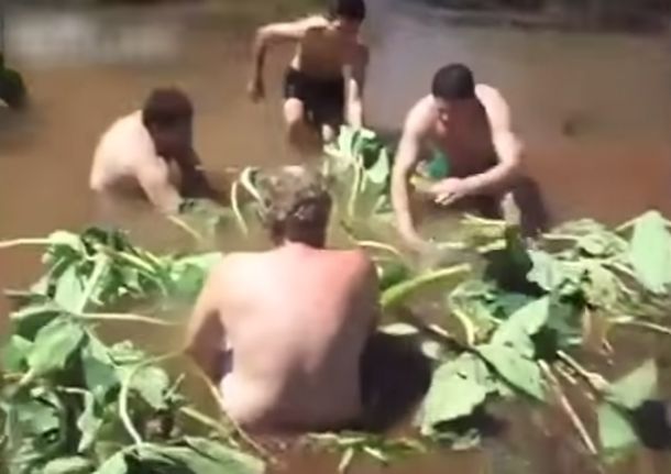 Limpiaban una alcantarilla y terminaron chupados por ella