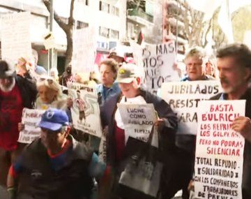 Otro miércoles de protesta: jubilados y discapacitados volvieron a reclamar frente al Congreso