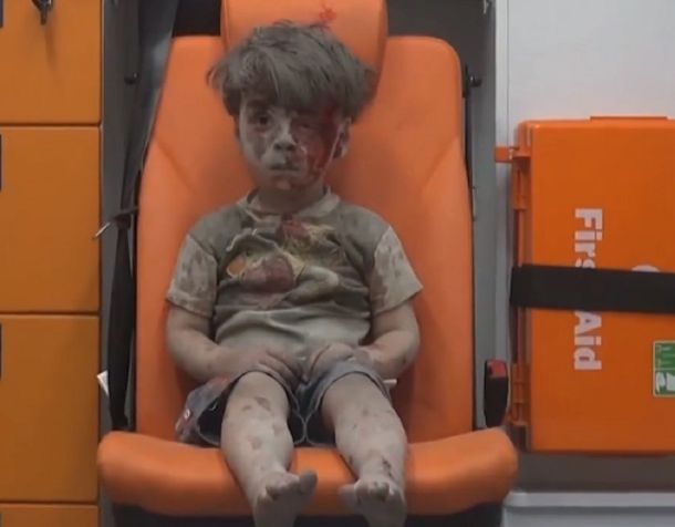 La foto que entristece al mundo: Omran, el nene que se volvió símbolo de los bombardeos en Siria