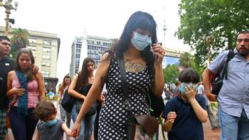 Provincia: se podrá salir a la calle con dos hijos por vez, siempre con tapabocas y alcohol en gel Provincia: se podrá salir a la calle con dos hijos por vez, siempre con tapabocas y alcohol en gel