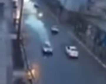 un rayo golpeó un auto en movimiento