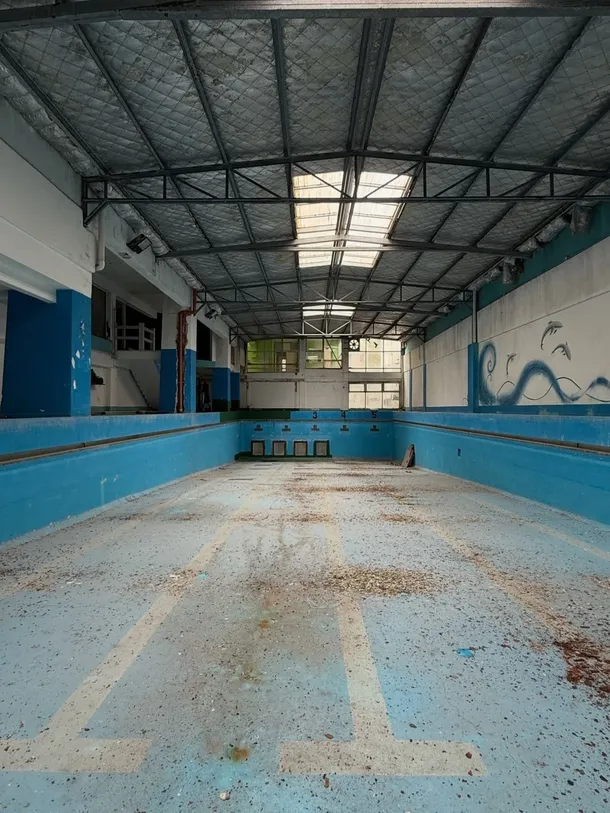 La Justicia subasta una pileta de natación histórica  de Mar del Plata ubicada dentro de la Galería Lafayette