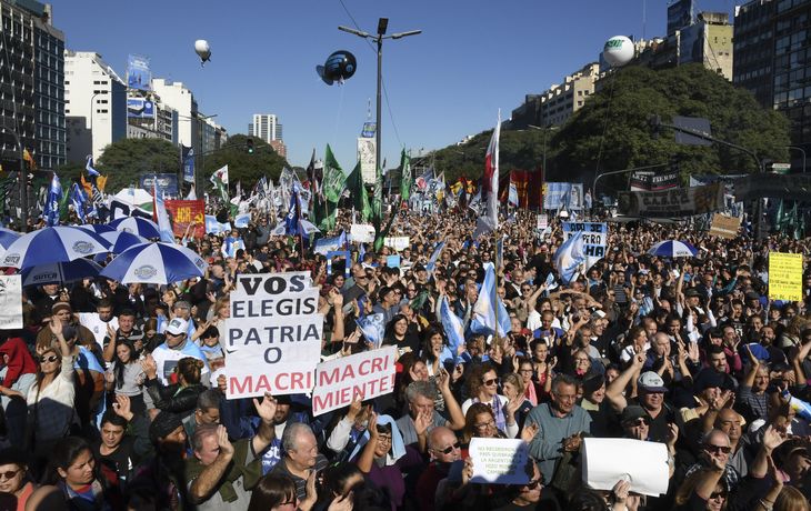 Los manifestantes se acercaron a la 9 de Julio con leyendas como Patria o Macri