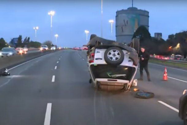 Fuerte choque en la General Paz: un auto embistió a una camioneta y la volcó