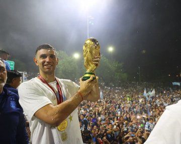 Dibu Martínez conducción: podría subirse a un auto de carreras a mitad de año