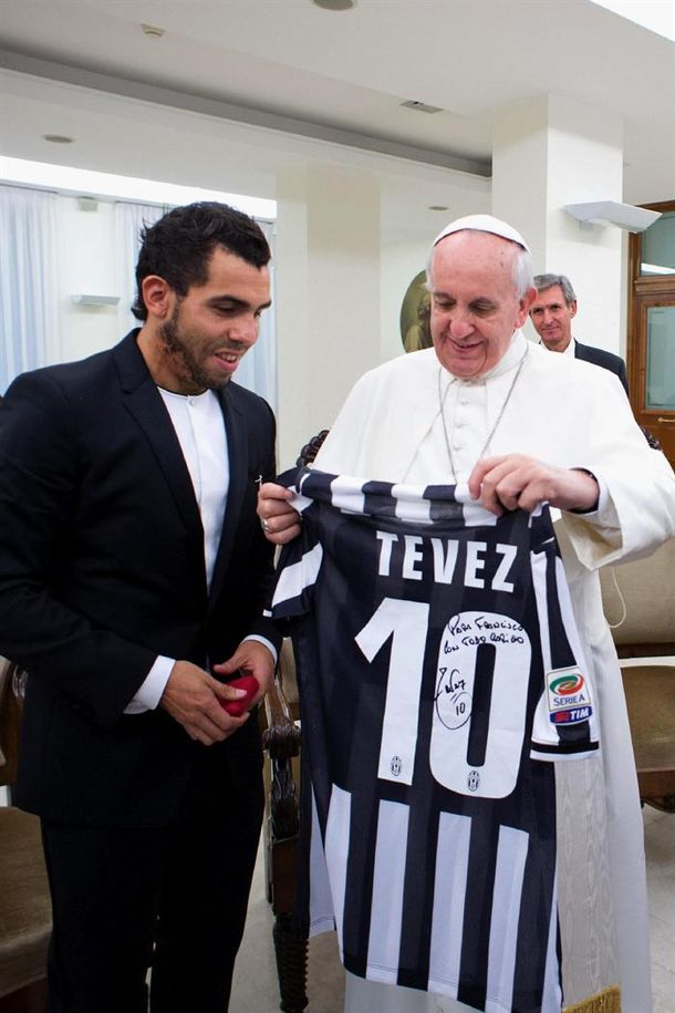 Tevez visitó junto a su familia al papa Francisco en el Vaticano